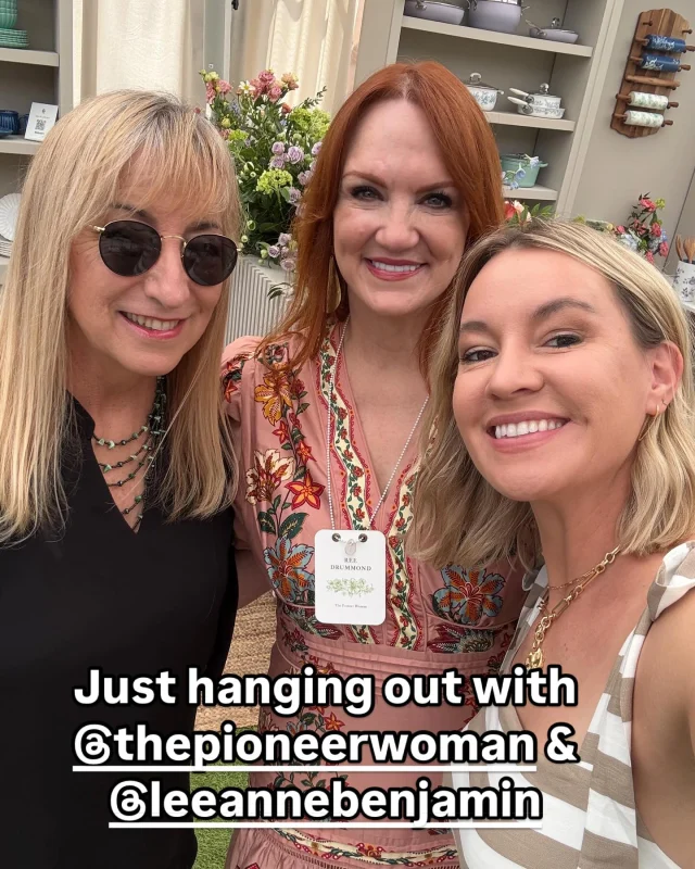 Just hanging out with @thepioneerwoman & @leeannebenjamin 